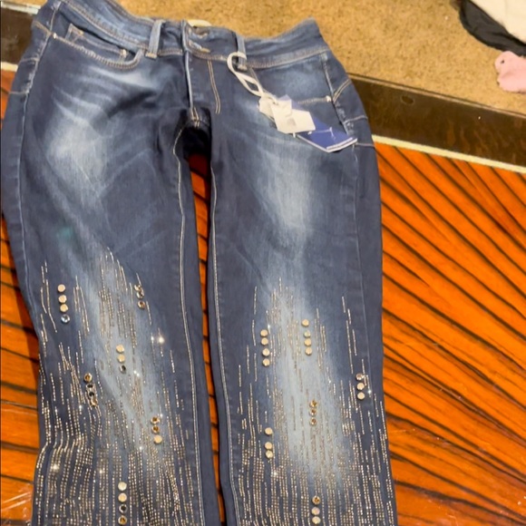 Jeans is decorated with crystals - Picture 4 of 11